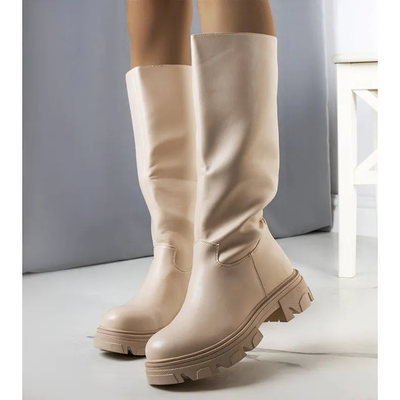 Beige insulated boots from Romelio