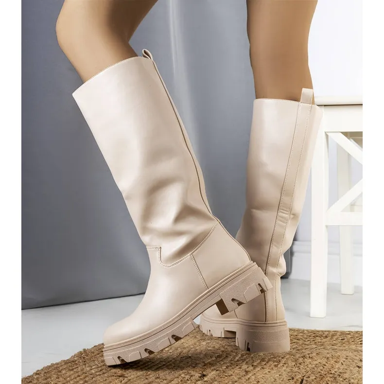 Beige insulated boots from Romelio