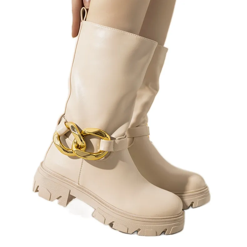 Beige insulated boots with Harrison chain