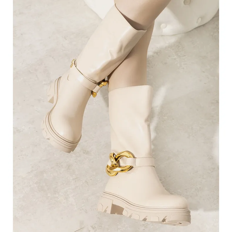 Beige insulated boots with Harrison chain