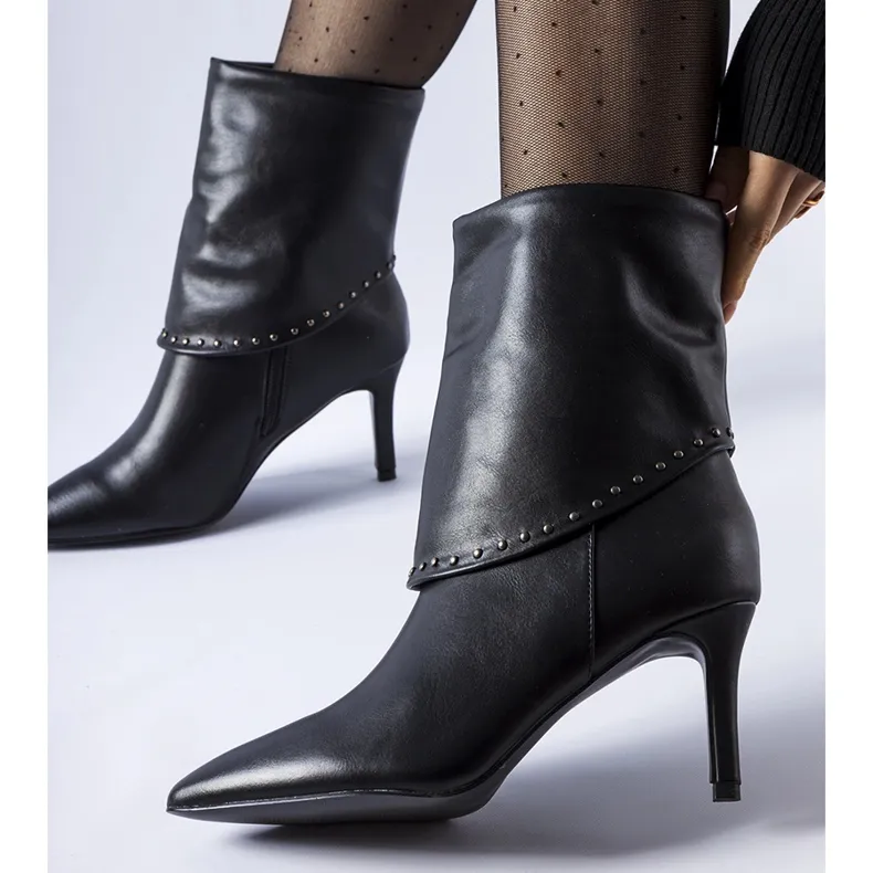 Black insulated boots with a Cipresso high heel