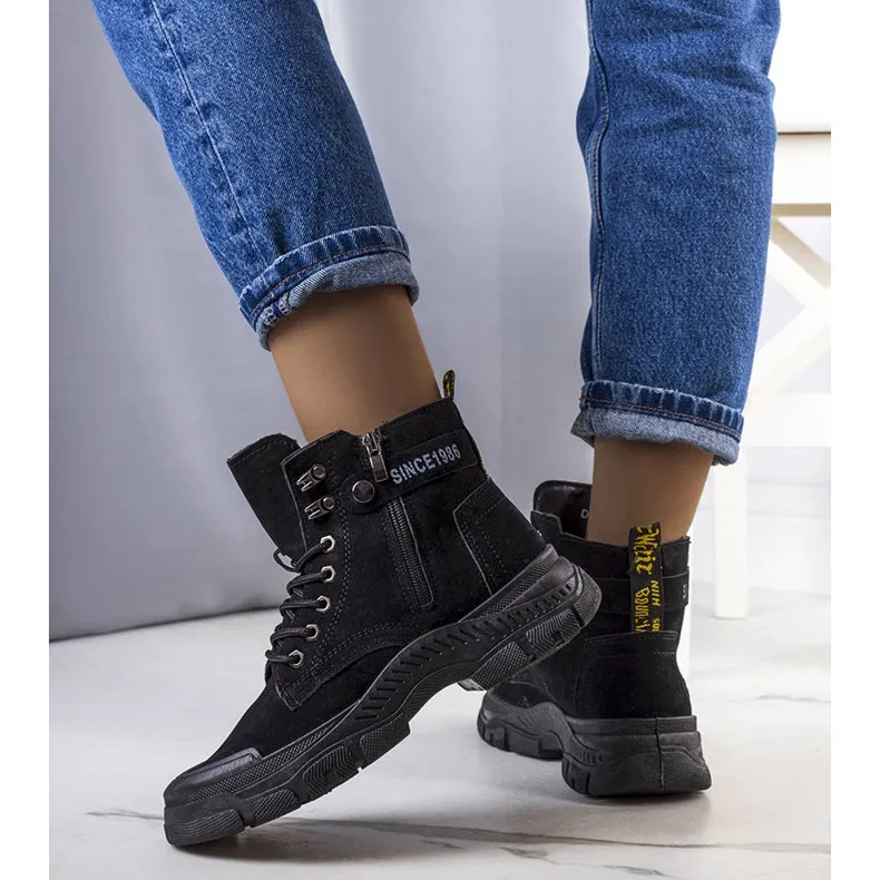 Black insulated boots with eco-suede from Pirangi