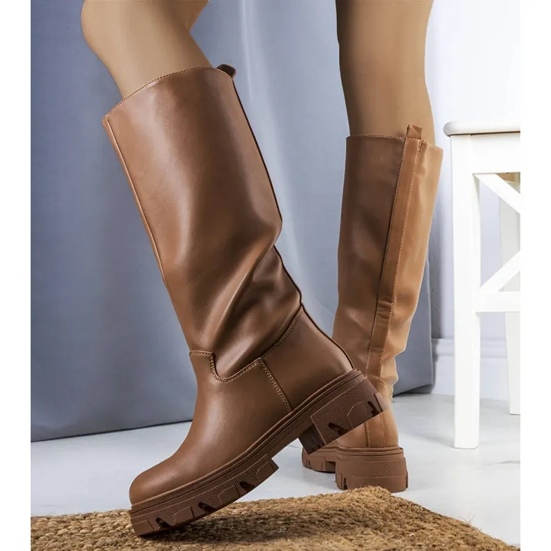 Brown insulated boots from Romelio